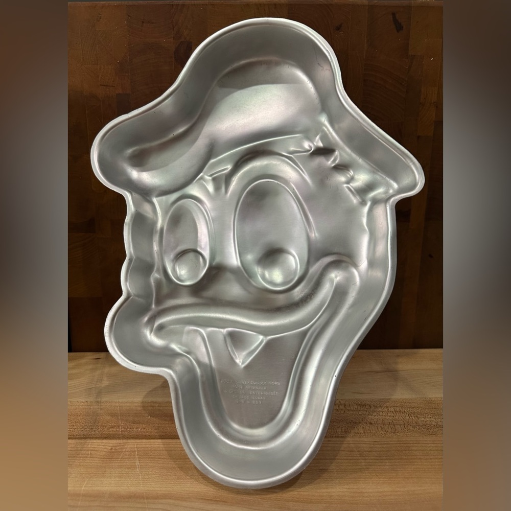 Wilton Walt Disney Donald Duck cake pan